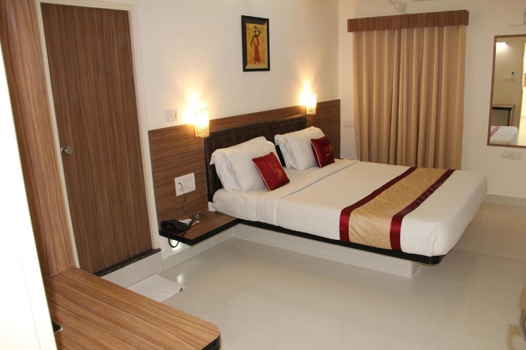 Двухместный (Представительский двухместный номер с 1 кроватью) отеля Hotel Grand Bee, Бангалор
