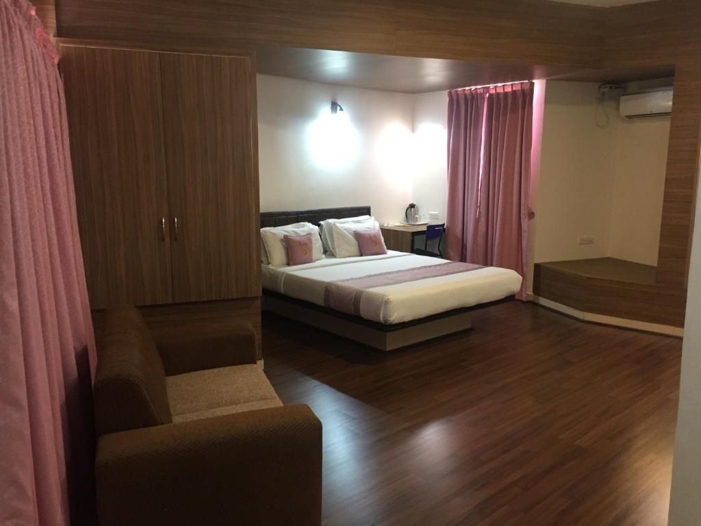 Сьюит (Двухместный номер «Премиум» с 1 кроватью) отеля Hotel Grand Bee, Бангалор
