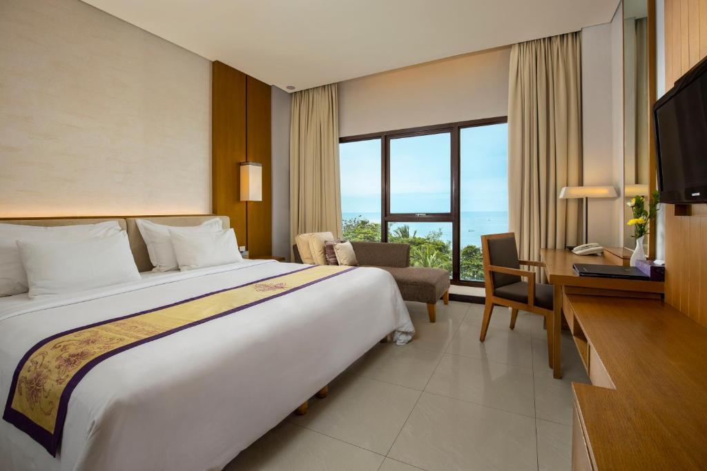 Двухместный (Двухместный номер Делюкс с 1 кроватью или 2 отдельными кроватями и видом на море) курортного отеля Grand Inna Kuta, Кута