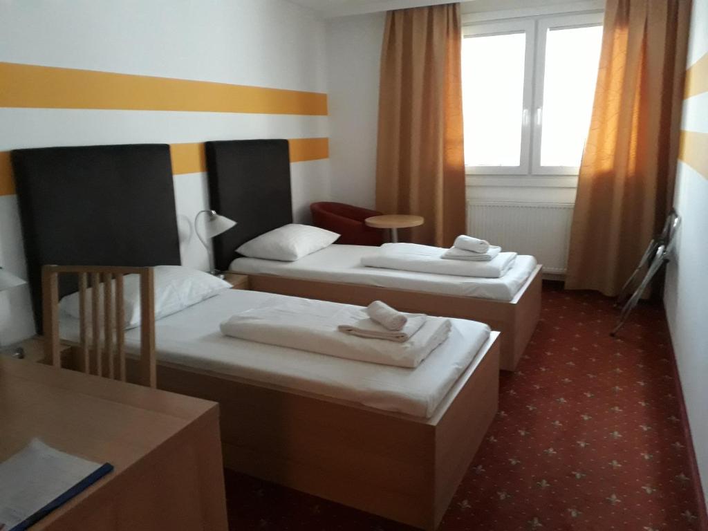 Двухместный (Стандартный двухместный номер с 2 отдельными кроватями) отеля Lenas Donau Hotel, Вена