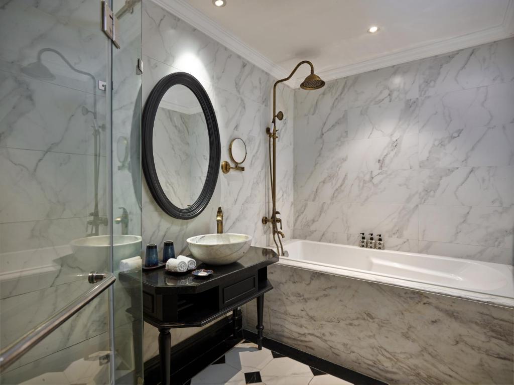 Сьюит (King Suite with Balcony - Free 1 Cocktail), Aira Boutique Hanoi Hotel & Spa