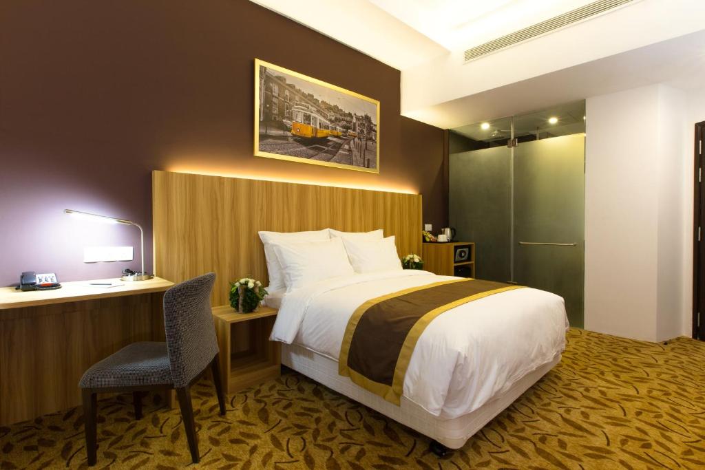 Двухместный (Улучшенный номер с кроватью размера «queen-size» и бесплатным мини-баром) отеля Bay Hotel Ho Chi Minh, Хошимин