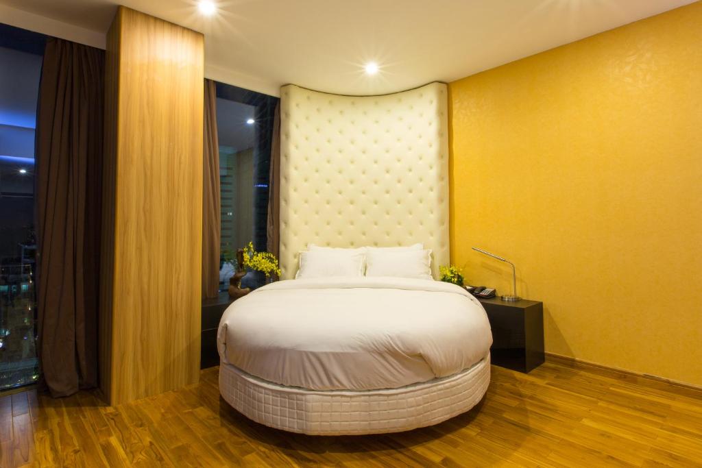 Сьюит (Дизайнерский люкс с бесплатным мини-баром) отеля Bay Hotel Ho Chi Minh, Хошимин