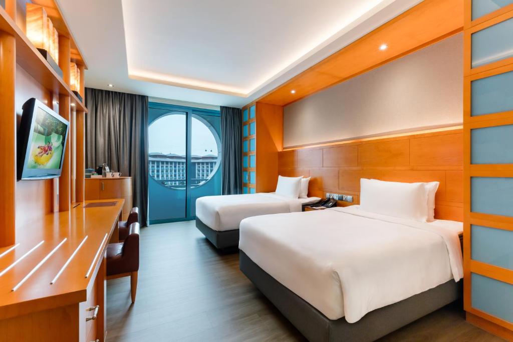 Двухместный (Двухместный номер Делюкс с 1 кроватью или 2 отдельными кроватями) курортного отеля Resorts World Sentosa - Hotel Michael, Сингапур (город)