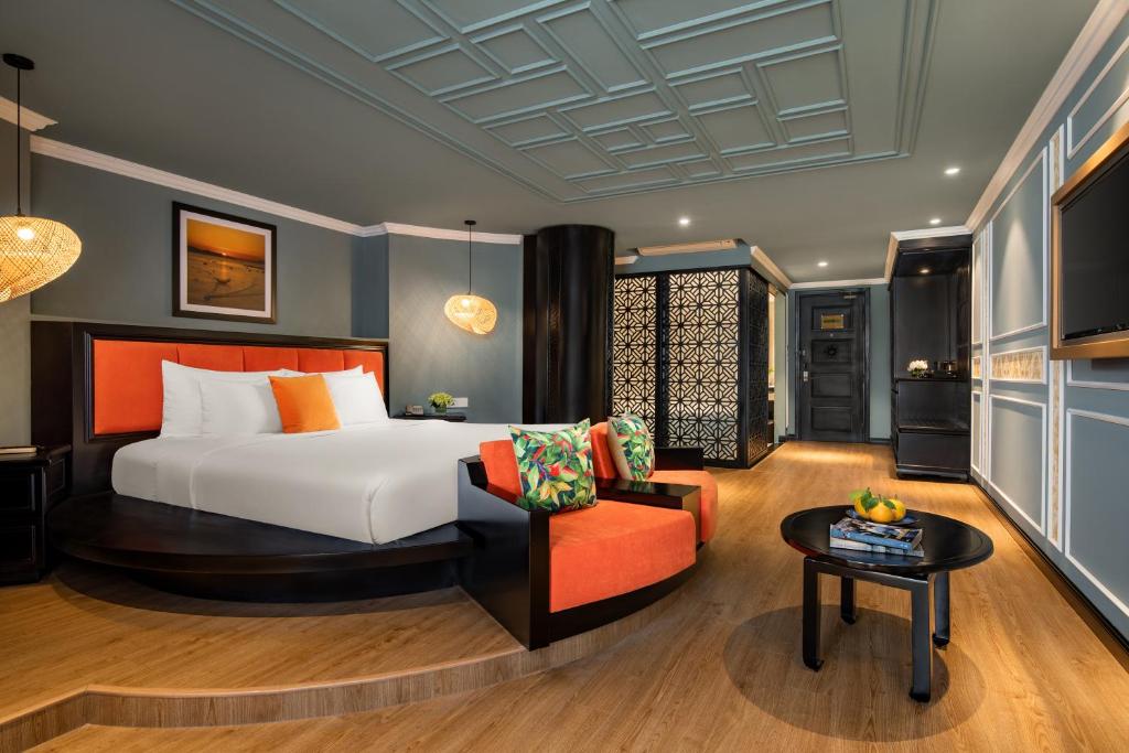 Сьюит (Premium Suite with Riverview - 1-way Airport Transfer Included) курортного отеля Hoi An Silk Marina Resort & Spa, Хойан