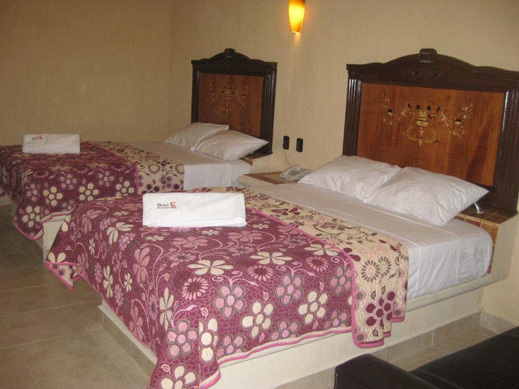 Двухместный (Двухместный номер с 2 двуспальными кроватями) отеля Hotel Teotihuacan, Сан-Хуан-Теотиуакан