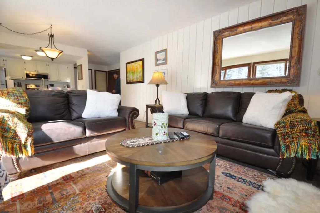 Cozy 2 Bedroom East Vail Condo #1404 w/ Fireplace.