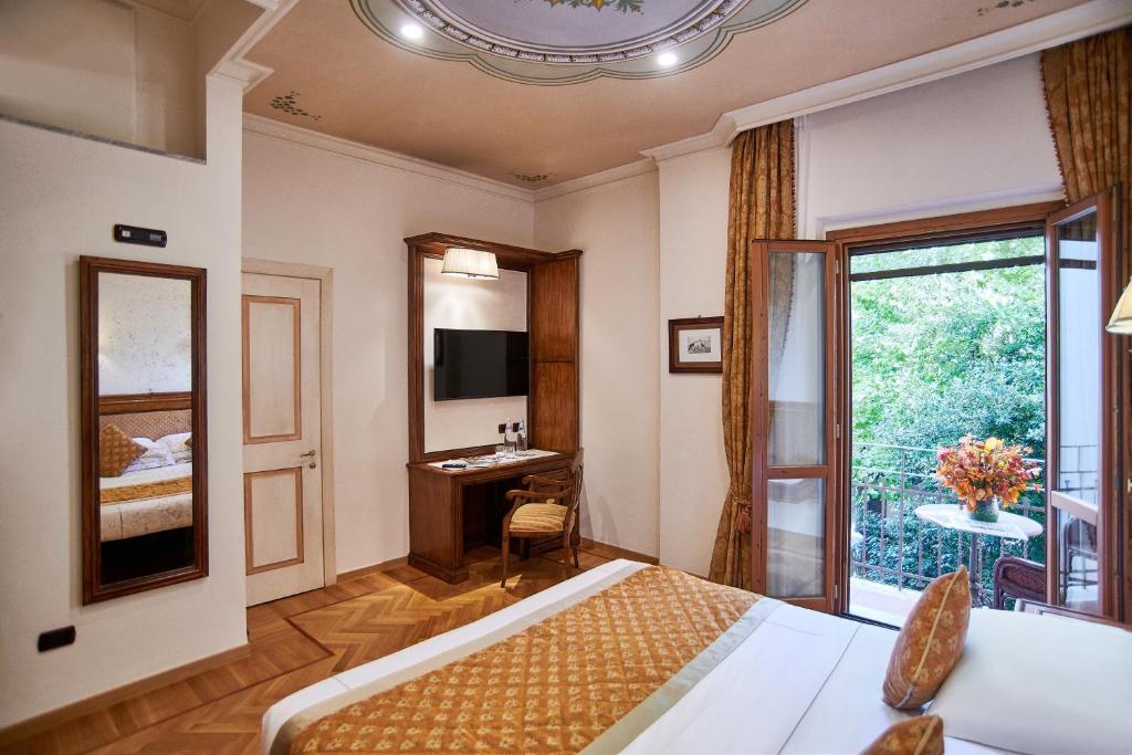 Двухместный (Улучшенный двухместный номер с 1 кроватью или 2 отдельными кроватями) отеля Adler Cavalieri Hotel, Флоренция