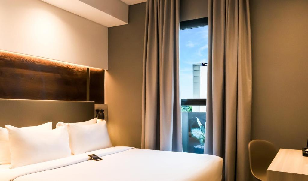 Двухместный (Номер Делюкс с кроватью размера «queen-size») отеля Simple Hotel Jakarta Wahid Hasyim, Джакарта