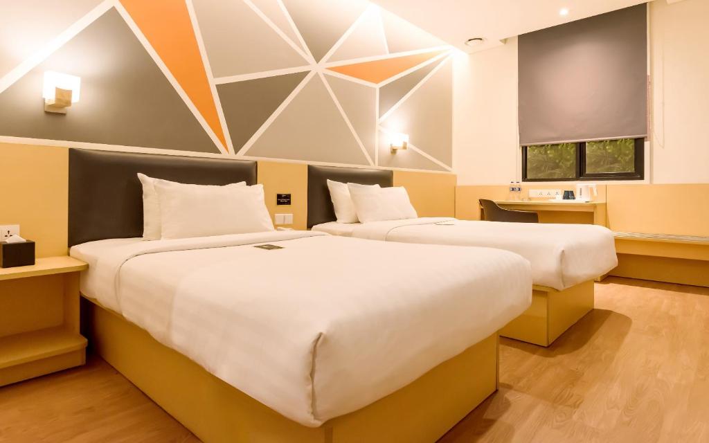 Двухместный (Улучшенный двухместный номер с 2 отдельными кроватями) отеля 7 Days Premium Hotel Jatinegara, Джакарта