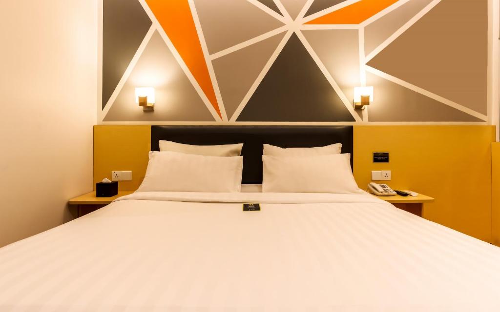 Двухместный (Улучшенный номер с кроватью размера «queen-size»), 7 Days Premium Hotel Jatinegara