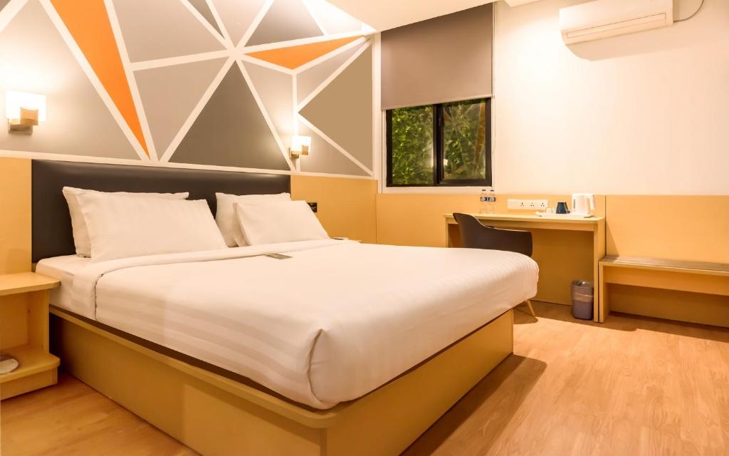 Двухместный (Улучшенный номер с кроватью размера «queen-size») отеля 7 Days Premium Hotel Jatinegara, Джакарта