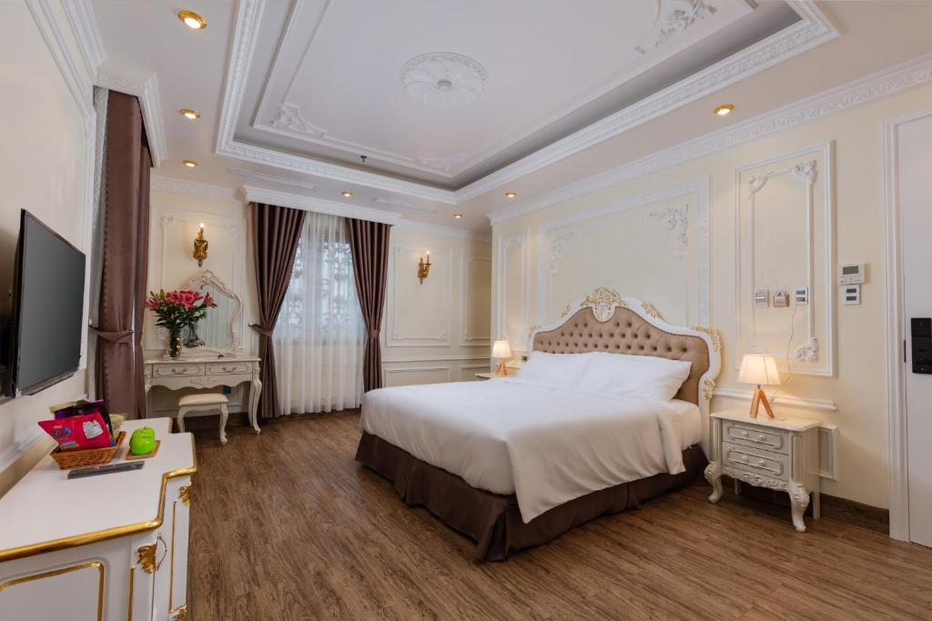 Двухместный (Номер Делюкс с кроватью размера «queen-size») отеля Cẩm Bình Hotel, Куангнинь