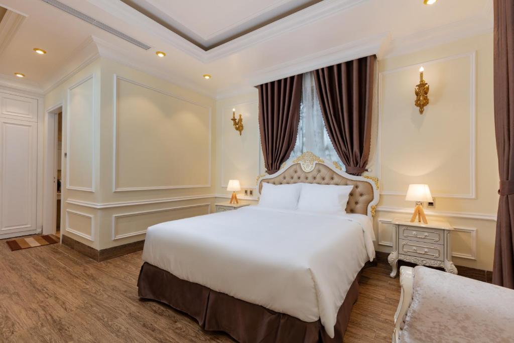 Двухместный (Двухместный номер Делюкс с 1 кроватью) отеля Cẩm Bình Hotel, Куангнинь