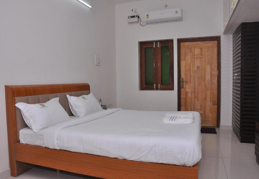 Двухместный (Двухместный номер Делюкс с 1 кроватью) отеля Sai Ramana Estate, Тируваннамалай