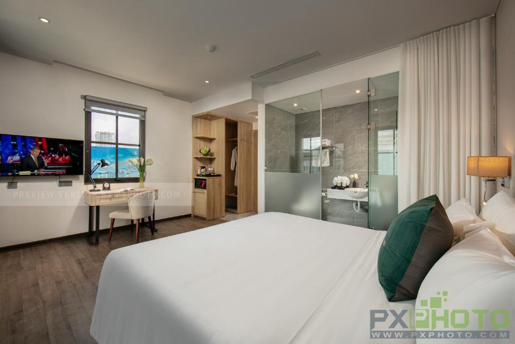 Двухместный (Premium King Ocean View) отеля Green Suites Hotel, Халонг