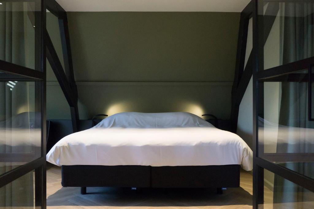 Сьюит (Улучшенный люкс с кроватью размера «king-size») отеля Hotel Central, Берген-оп-Зом
