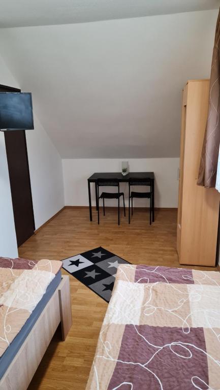 Двухместный (Двухместный номер с 2 отдельными кроватями и общей ванной комнатой) гостевого дома Arató Vendégház, Печ
