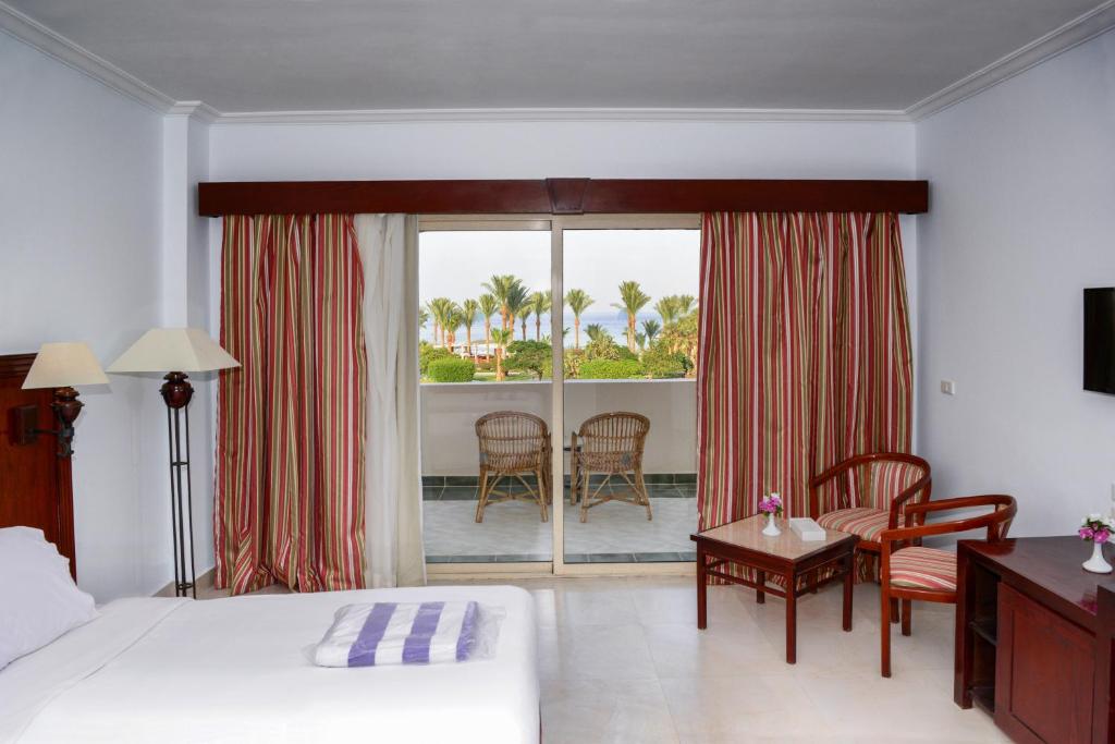 Трехместный (Трехместный номер Делюкс) курортного отеля Brayka Bay Reef Resort, Абу-Дабаб