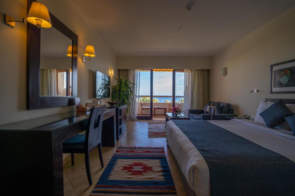Двухместный (Улучшенный двухместный номер с 1 кроватью и видом на море) курортного отеля Форт Арабеск Резорт, Спа & Виллы, Хургада
