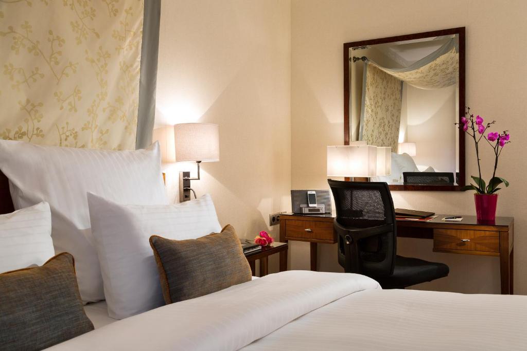 Двухместный (Номер «Премиум» с кроватью размера «queen-size») отеля Warwick Brussels - Grand Place, Брюссель