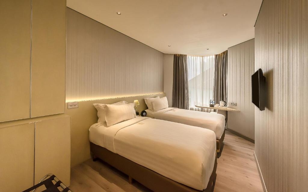 Двухместный (Улучшенный двухместный номер с 2 отдельными кроватями) отеля Ashley Jakarta Wahid Hasyim, Джакарта
