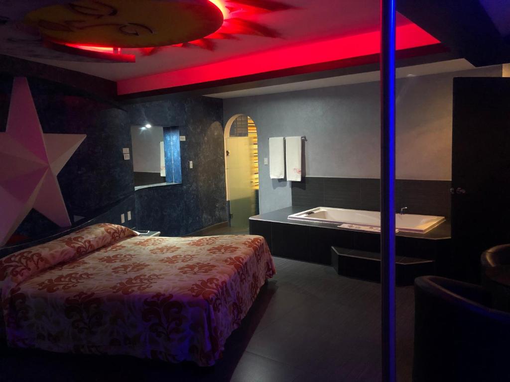 Сьюит (Суперлюкс с гидромассажной ванной) отеля Hotel & Villas 7, Мехико