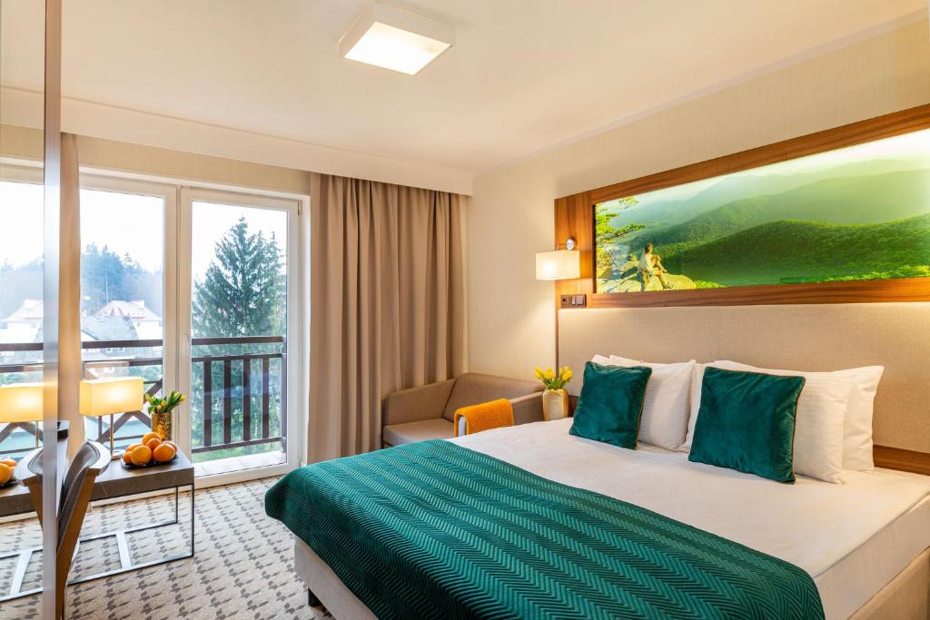 Двухместный (Двухместный номер с 2 отдельными кроватями) отеля Hotel Verde Montana Wellness & Spa, Кудова-Здруй