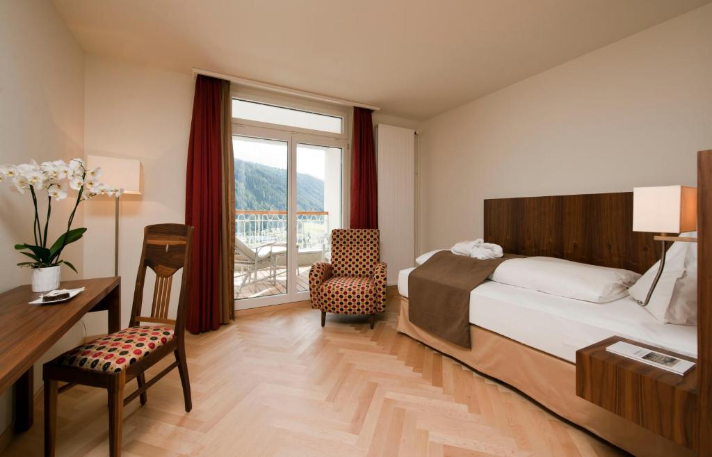 Одноместный (Стандартный одноместный номер с балконом) отеля Waldhotel Davos, Давос