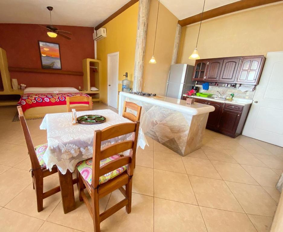 Сьюит (Люкс с кроватью размера «king-size» и гидромассажной ванной) апарт-отеля Bungalows La Madera, Сиуатанехо