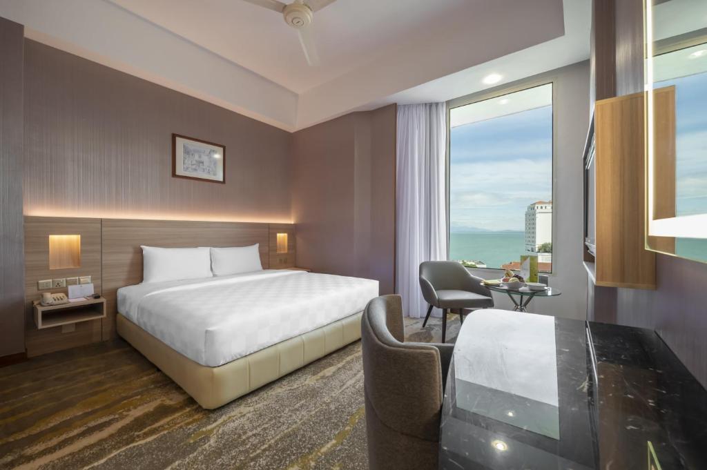 Четырехместный (Улучшенный двухместный номер с 1 кроватью) отеля Cititel Penang, Джорджтаун