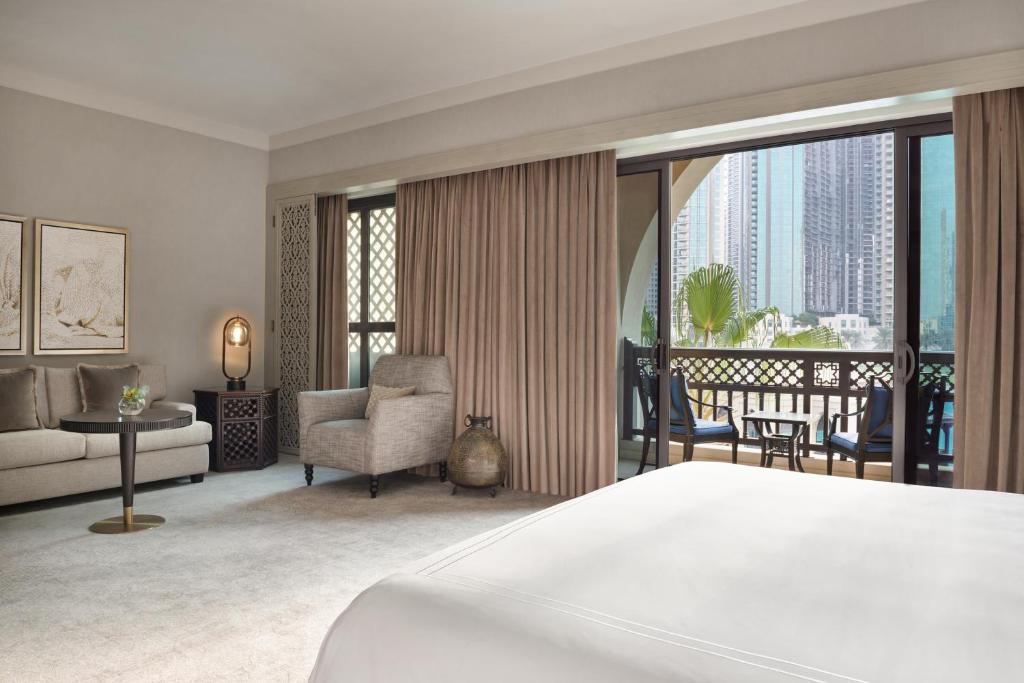 Сьюит (Полулюкс с видом на озеро) отеля Palace Downtown, Дубай