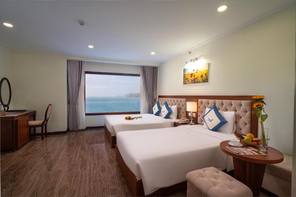 Двухместный (Двухместный номер Senior с 1 кроватью или 2 отдельными кроватями и балконом, вид на море) отеля Apus Hotel, Нячанг