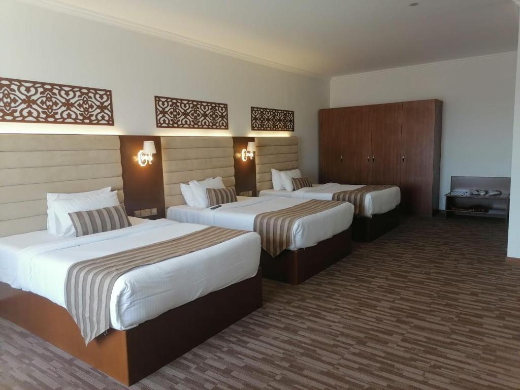 Трехместный (Улучшенный трехместный номер) отеля Hamdan Plaza Hotel Salalah, Салала