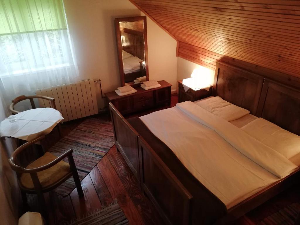 Двухместный (Двухместный номер с 1 кроватью или 2 отдельными кроватями, общая ванная комната) отеля Guesthouse Arnika, Фужине