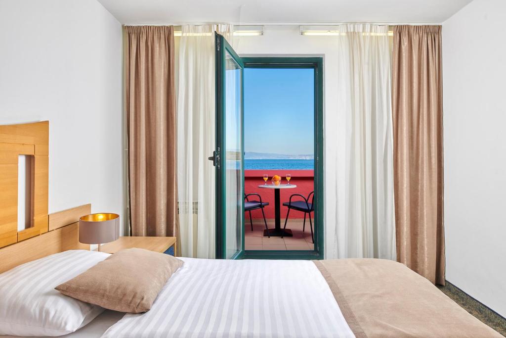 Двухместный (Двухместный номер с 1 кроватью — балкон с видом на море) отеля Hotel Jadran, Нивице (Западная Хорватия)