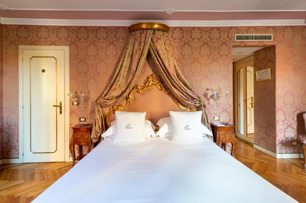 Двухместный (Двухместный номер Делюкс с 1 кроватью или 2 отдельными кроватями, вид на канал) отеля Hotel Antico Doge, Венеция