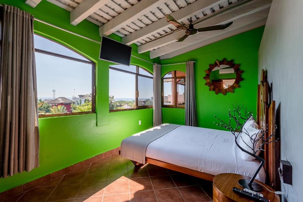 Семейный (Семейный номер с боковым видом на море) отеля Suites La Hacienda, Пуэрто-Эскондидо