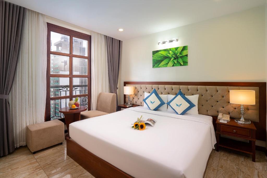 Двухместный (Улучшенный двухместный номер с 1 кроватью или 2 отдельными кроватями и балконом) отеля Apus Hotel, Нячанг