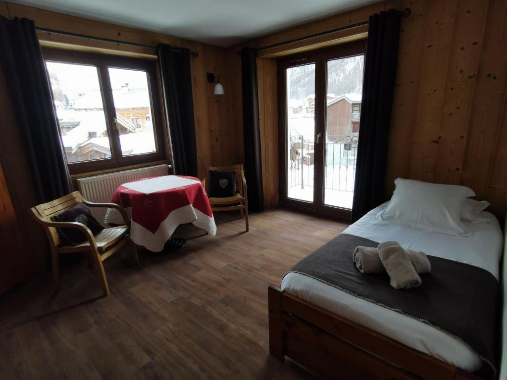 Сьюит (Семейный люкс с 3 односпальными кроватями и 1 выдвижной кроватью) отеля Hôtel Bellier, Валь-дизер