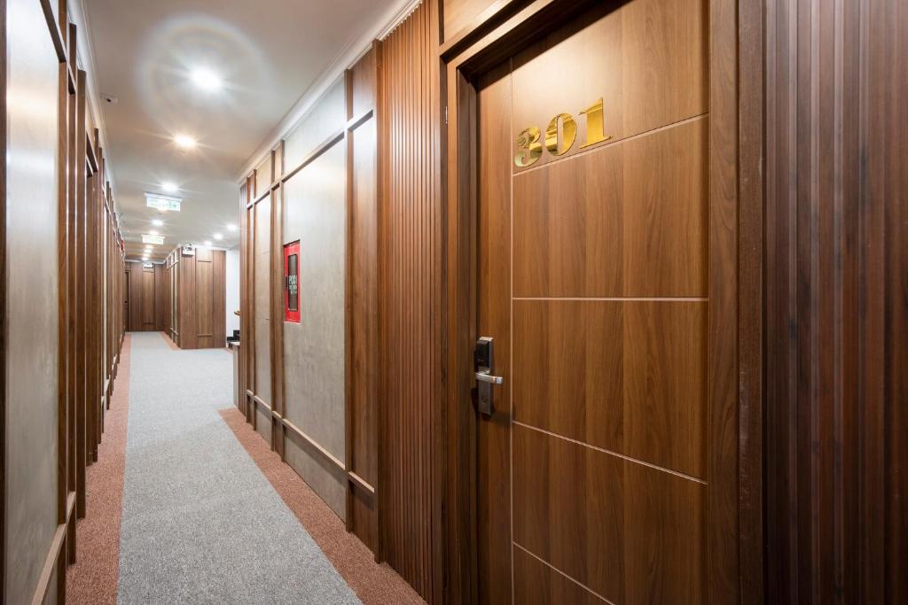 Двухместный (Улучшенный двухместный номер с 1 кроватью) отеля HOTEL HAPPY PHU QUOC, Дуонг-Донг