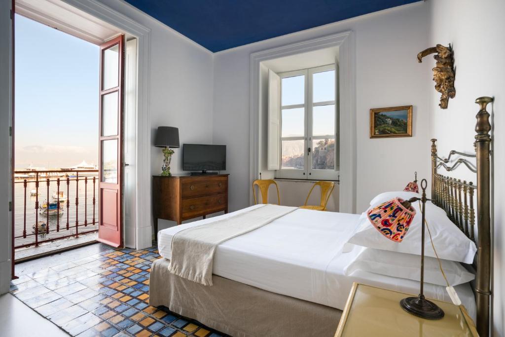 Двухместный (Двухместный номер Делюкс с 1 кроватью и балконом, вид на море) отеля Marina Piccola 73, Сорренто