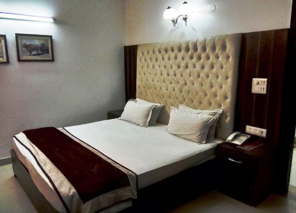 Двухместный (Двухместный номер Делюкс с 1 кроватью (для 2 взрослых и 1 ребенка)) отеля Solo Victoria Hotel, Нью-Дели