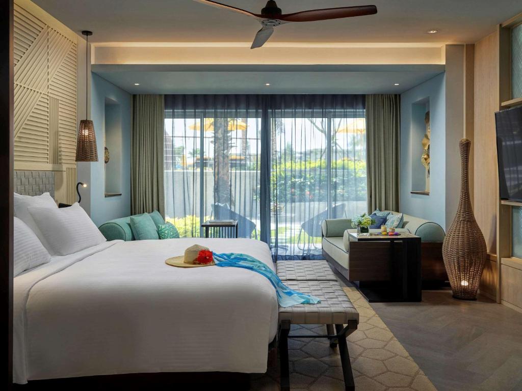 Сьюит (King Suite with Lounge Access and Pool View) отеля Pullman Phu Quoc Beach Resort, Дуонг-Донг