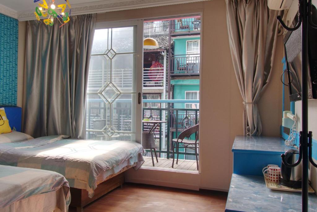 Двухместный (Двухместный номер с 2 отдельными кроватями и балконом) гостевого дома Climbers Inn Yangshuo West Street, Яншо