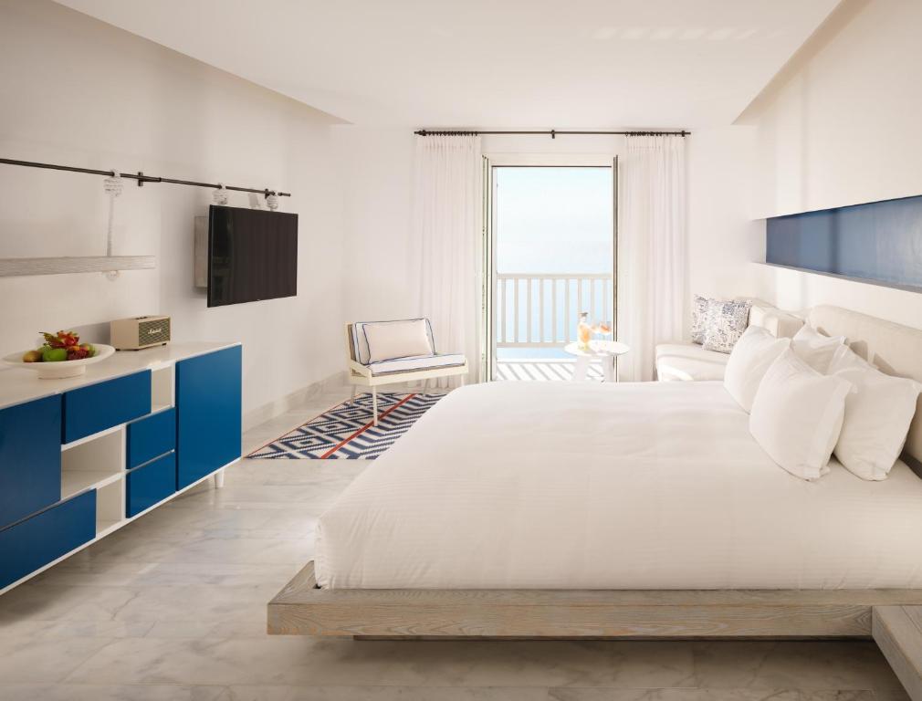 Двухместный (Номер Retreat с панорамным видом) отеля Mykonos Riviera - Small Luxury Hotels of the World, Тоурлос