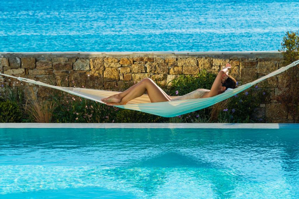 Сьюит (Мезонет «Внутренний двор» с 2 спальнями, бассейном и гидромассажной ванной на открытом воздухе) отеля Mykonos Riviera - Small Luxury Hotels of the World, Тоурлос