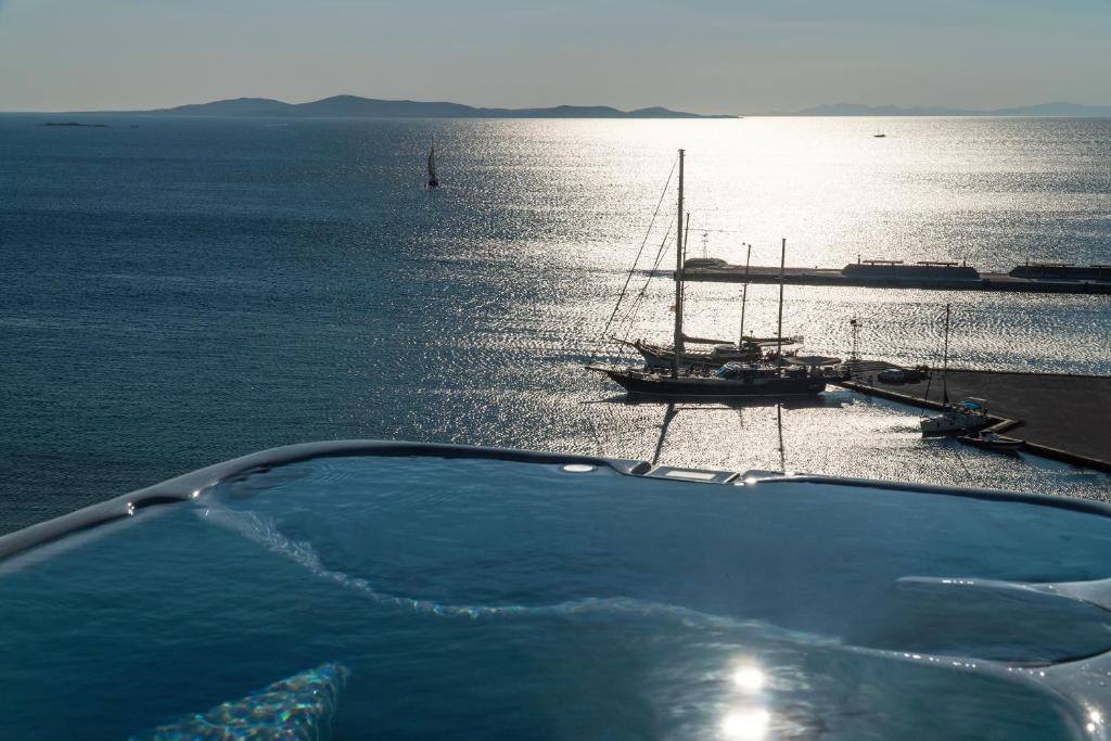 Двухместный (Номер Ambio Retreat с гидромассажной ванной на открытом воздухе) отеля Mykonos Riviera - Small Luxury Hotels of the World, Тоурлос