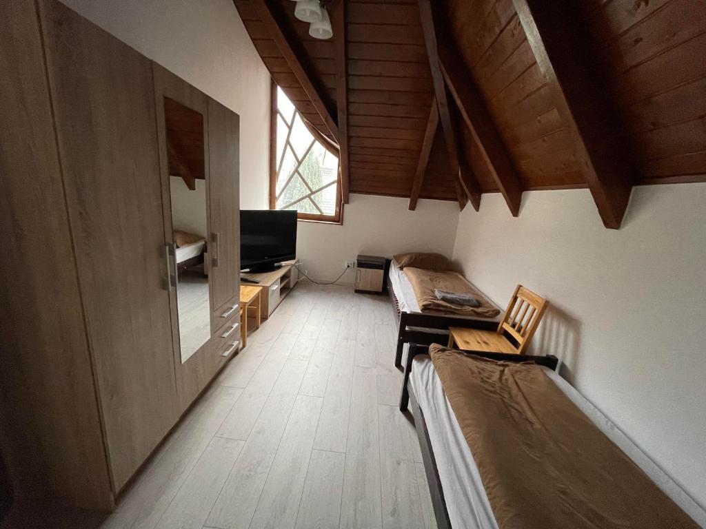 Двухместный (Двухместный номер с 2 отдельными кроватями и общей ванной комнатой) гостевого дома Tulipán Vendégház, Мишкольц
