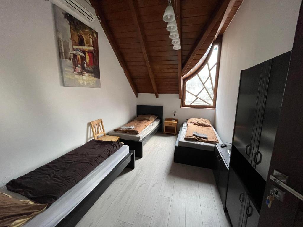 Двухместный (Стандартный двухместный номер с 2 отдельными кроватями и общей ванной комнатой) гостевого дома Tulipán Vendégház, Мишкольц